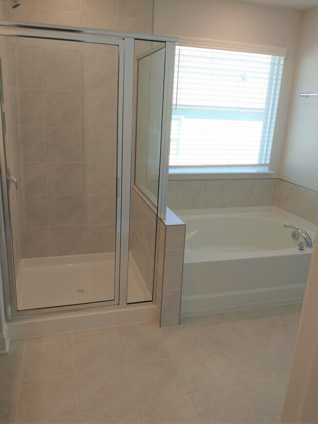 Building Photo - Beautiful Home in Gardner!  4 bedroom 3 full bath  Available NOW!