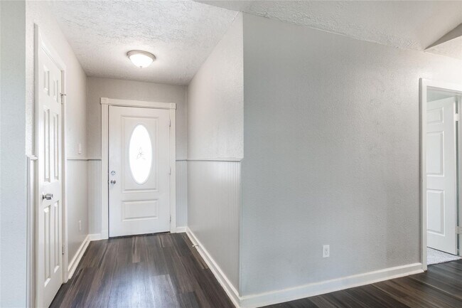 Building Photo - Welcome to this fully remodeled 4/2/2 brick home near Lake Conroe! With new AC/heat, roof, water ...