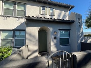Building Photo - ***Move in Special.  $1000 off 1st month's rent***Beautiful corner unit townhome in the heart of ...
