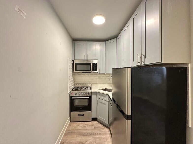 Building Photo - 510 W Belmont Ave