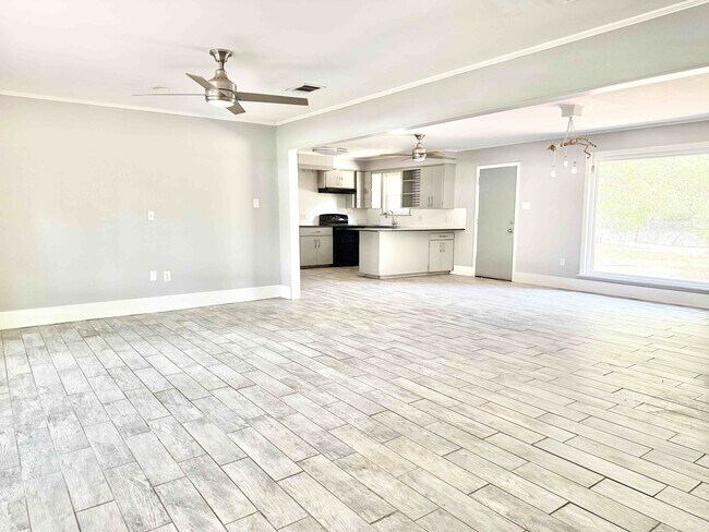 Building Photo - 735 Westbrook Dr