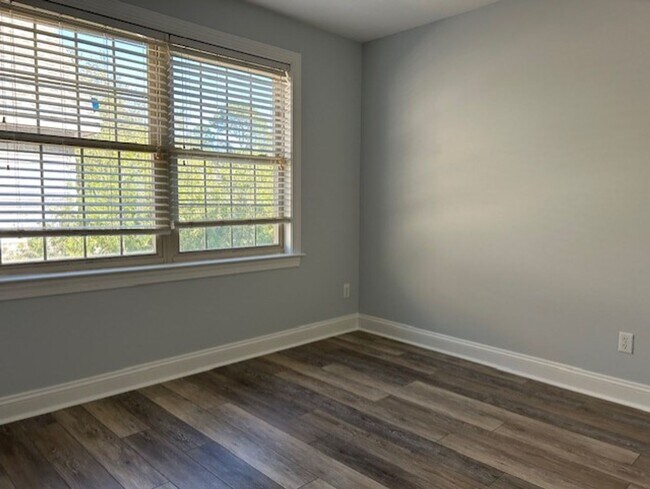 Building Photo - 268 Ceasar Pl