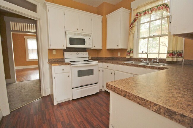 Building Photo - PRE-LEASE for July 2026 - 5 Bedroom, 2.5 B...