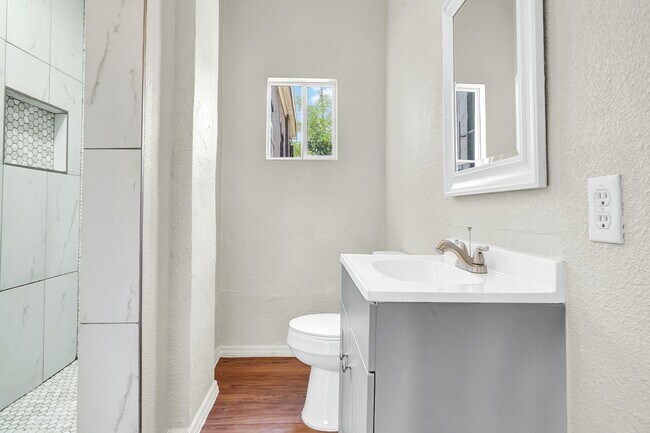 Building Photo - Central 1 Bedroom 1 Bath
