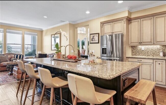 Building Photo - 9 Marisol