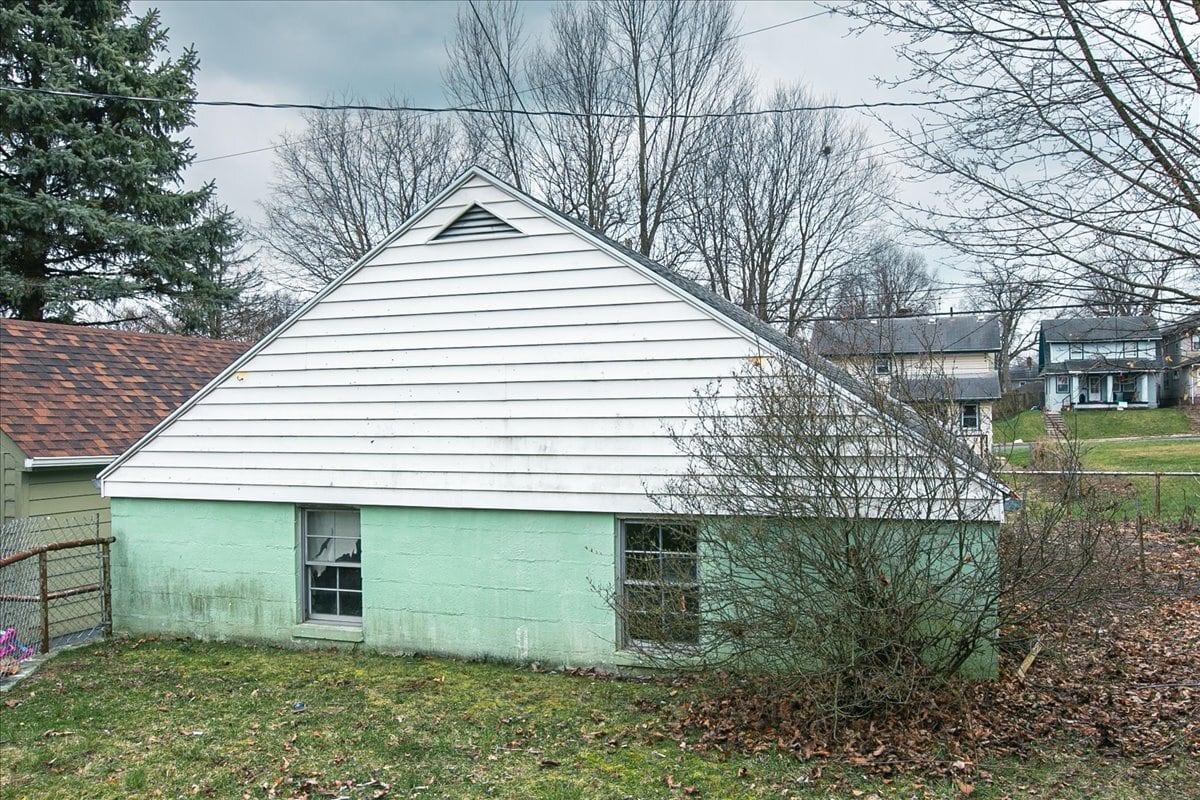 Two-car garage - 148 Niagara Ave
