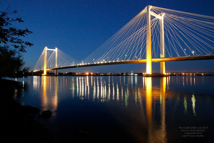 Cable Bridge View - Columbia River Walk