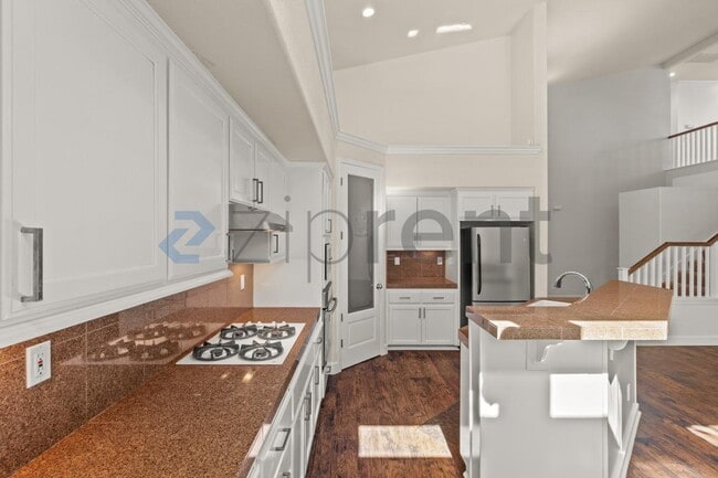 Building Photo - 338 Roundhill Dr