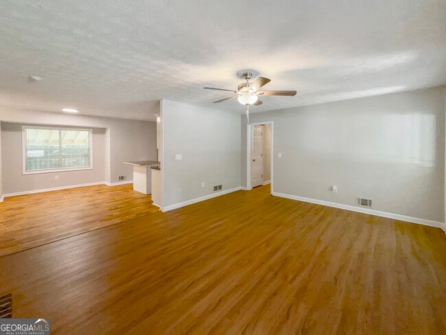 Building Photo - 2025 Old Concord Dr SE