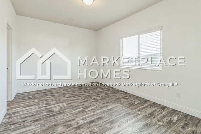 Building Photo - 2426 Valdes Dr