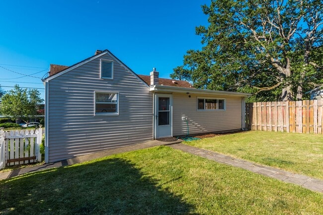 Building Photo - Three Bedroom One Bath House