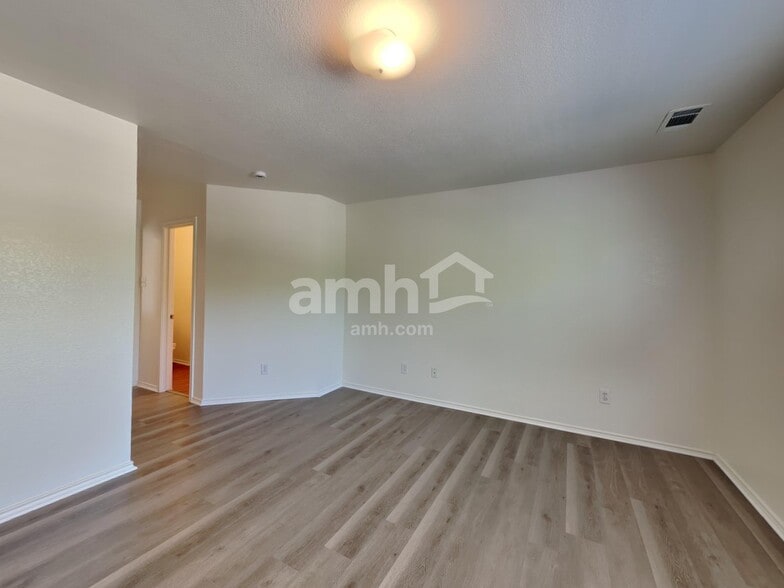 Building Photo - 1137 Boxwood Dr