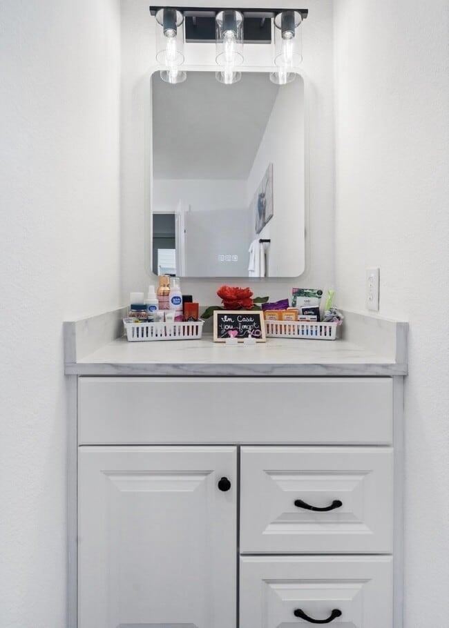 Building Photo - Fully Furnished Executive Rental in Las Ve...