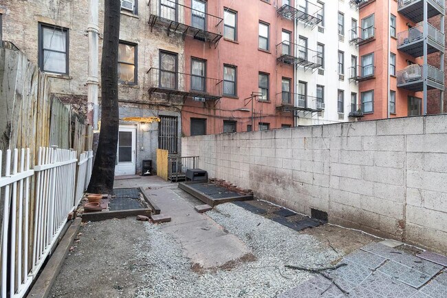 Building Photo - 250 E 82nd St