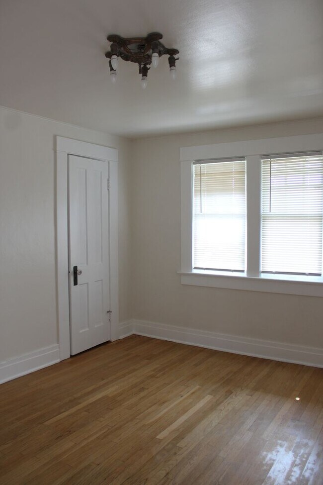 Building Photo - 622