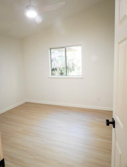 Building Photo - 14229 Laurel Rd