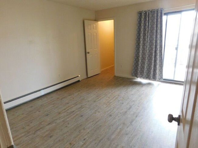 Building Photo - 2 Bed 1 Bath Condo Close to CMU!