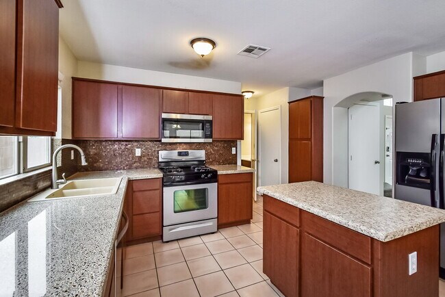 Building Photo - 4701 Cliff Breeze Dr