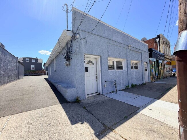 Building Photo - Spacious 1 Bedroom + Bonus Room w/Parking