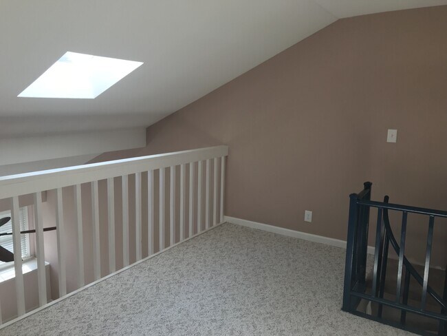 Building Photo - 2 Bedroom, 1 Bath, Unfurnished Condo in Sterling Village!