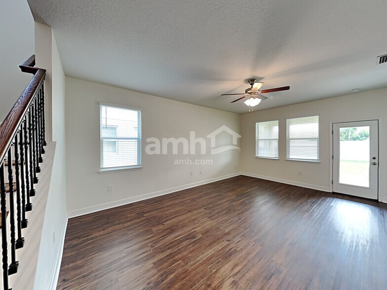 Building Photo - 527 Pine Terrace Dr