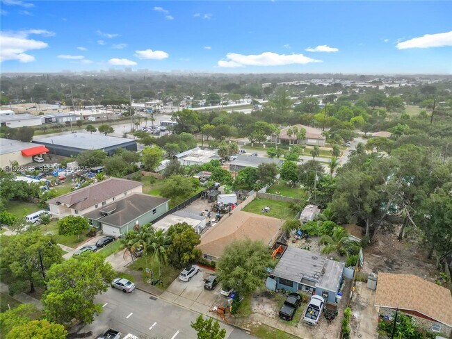 Building Photo - 530 NE 34th St