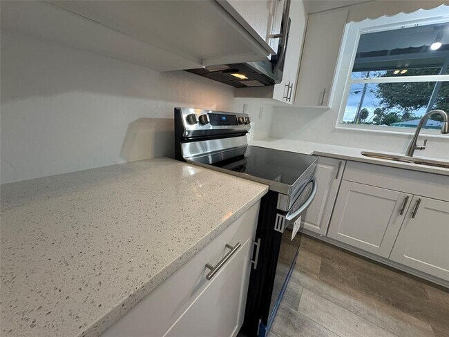 Building Photo - 116 Myakka Dr