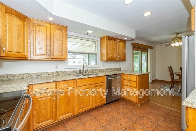 Building Photo - 647 Alwyne Rd