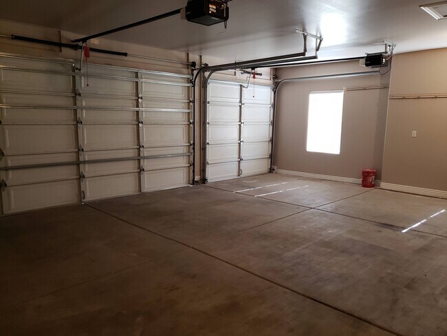 Building Photo - Beautiful 4 bed 2 bath home with 3 car gar...
