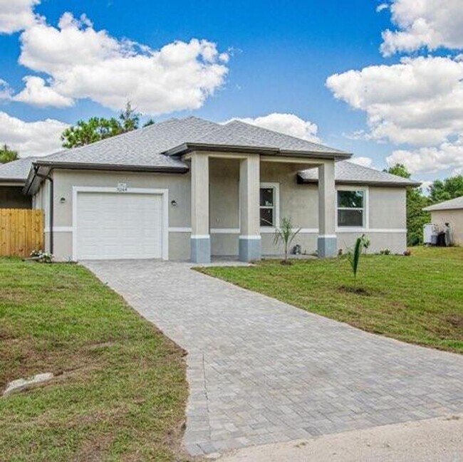 Building Photo - Huge Corner Duplex-3/2/1