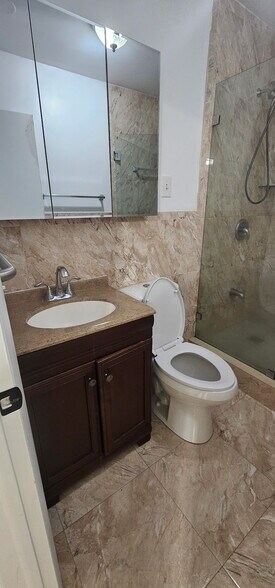 Master bathroom - 1900 W 54th St