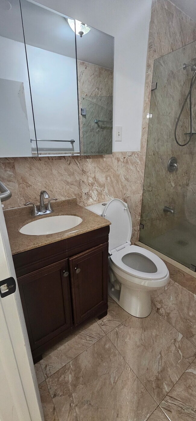 Master bathroom - 1900 W 54th St