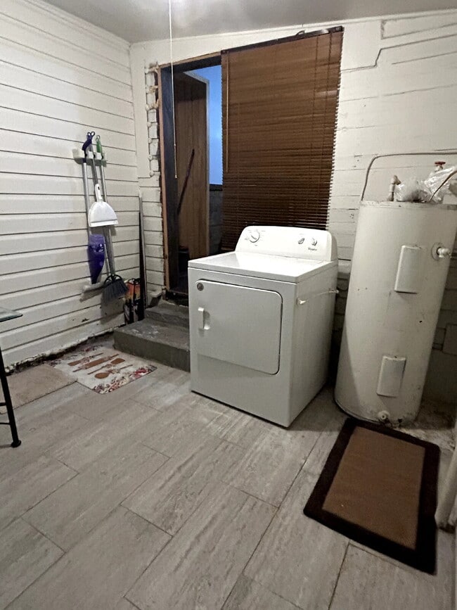 Building Photo - Brick home 3/1 available 3/1