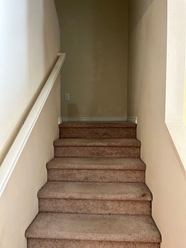 Building Photo - Spacious Townhome, Close to Fort Riley!