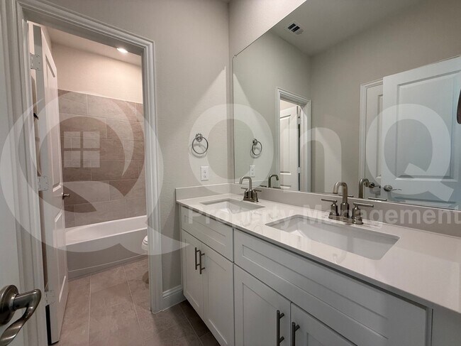 Building Photo - 11531 Chartwell Ct