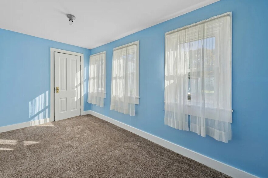 bedroom - 130 Seymour St