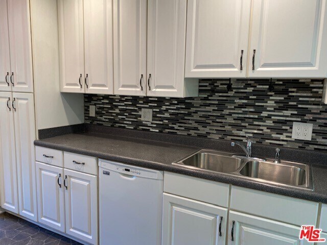 Building Photo - 5180 Village Green