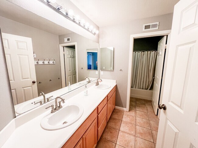 Building Photo - Charming 4 Bedroom/3 Bath Single Family Home on a Cul-de-sac with backyard