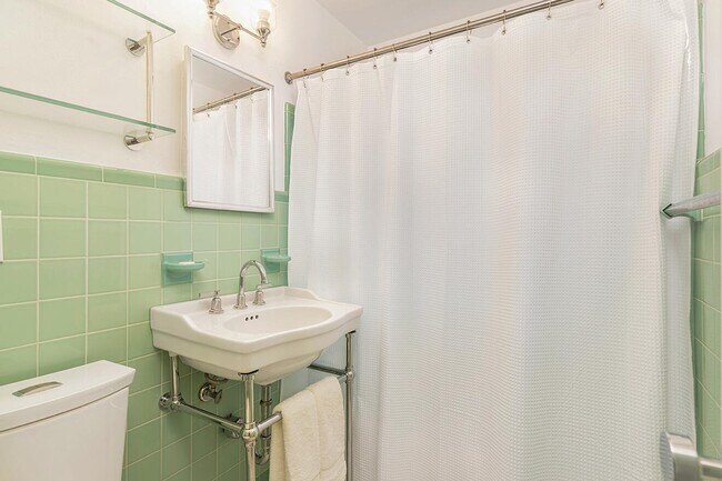 Building Photo - 319 Hunter St