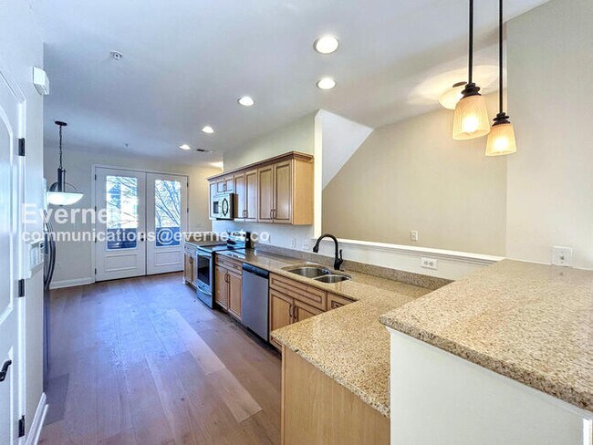 Building Photo - $500 off the first month’s rent! 2 Bed/4 Bath Condo with Detached Garage / Pet-Friendly / Availab...