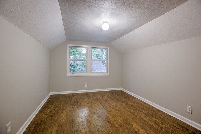 Building Photo - 4 Bedroom Home-Move In Special