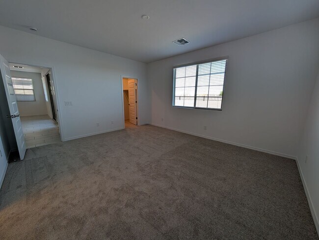 Building Photo - 4 Bedroom 3 Bathroom Home