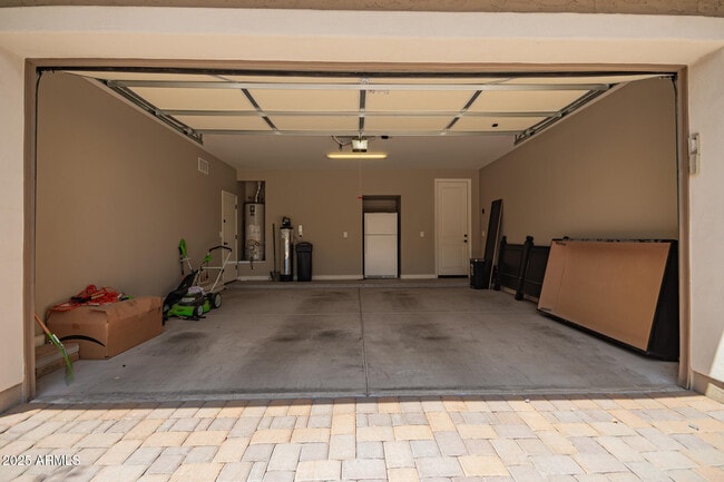 Building Photo - 922 W Yellowstone Way