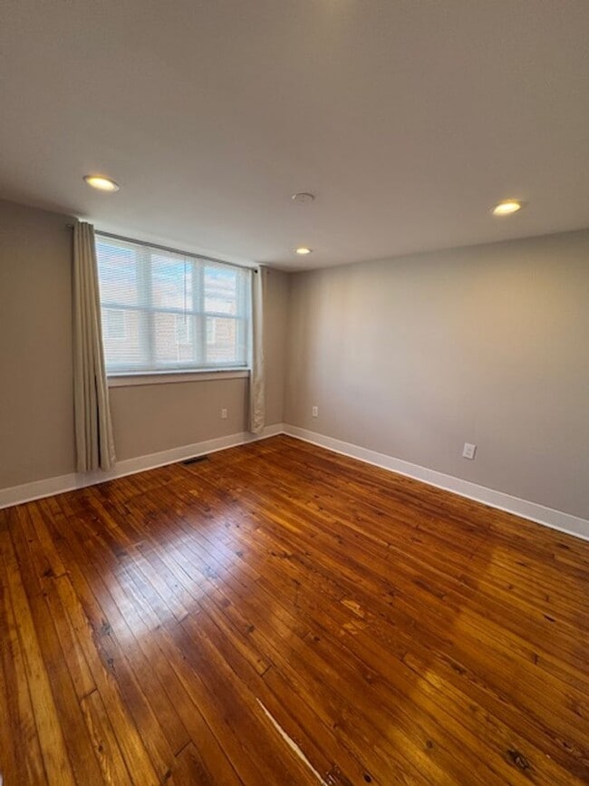 Building Photo - Beauty in Marconi Park West 3 Beds finishe...