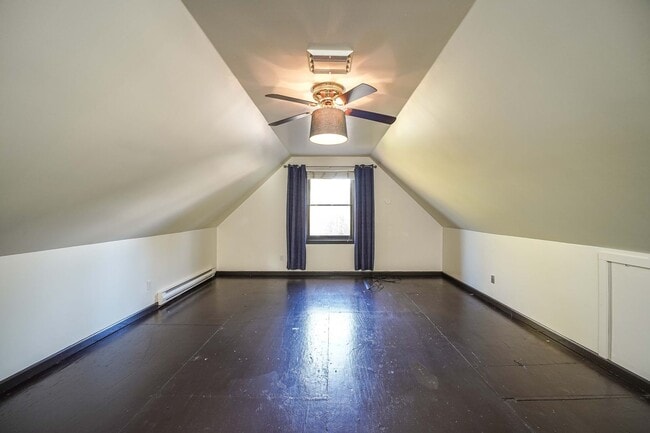 Building Photo - 2 Bedroom 1.5 Bath Farm House