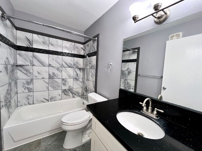 Building Photo - 2BD/2BA/2Pkg at Gardens of Launani Valley