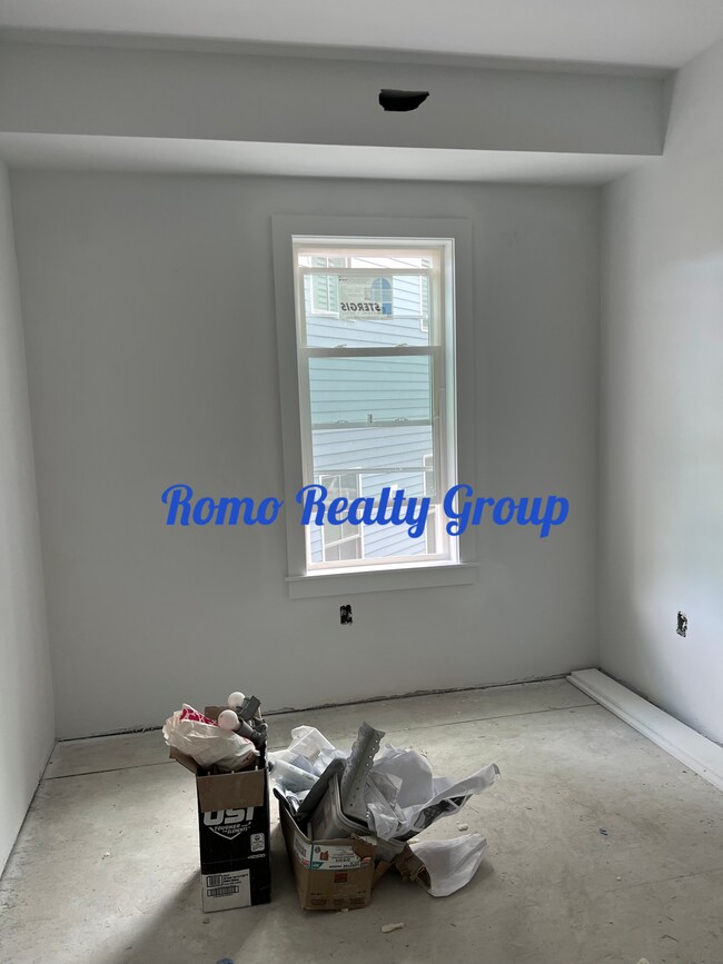 Building Photo - 478 E 4th St