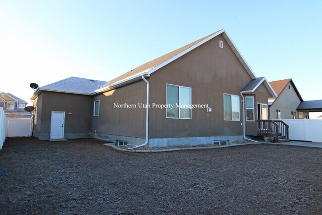 Building Photo - Beautiful Layton Home