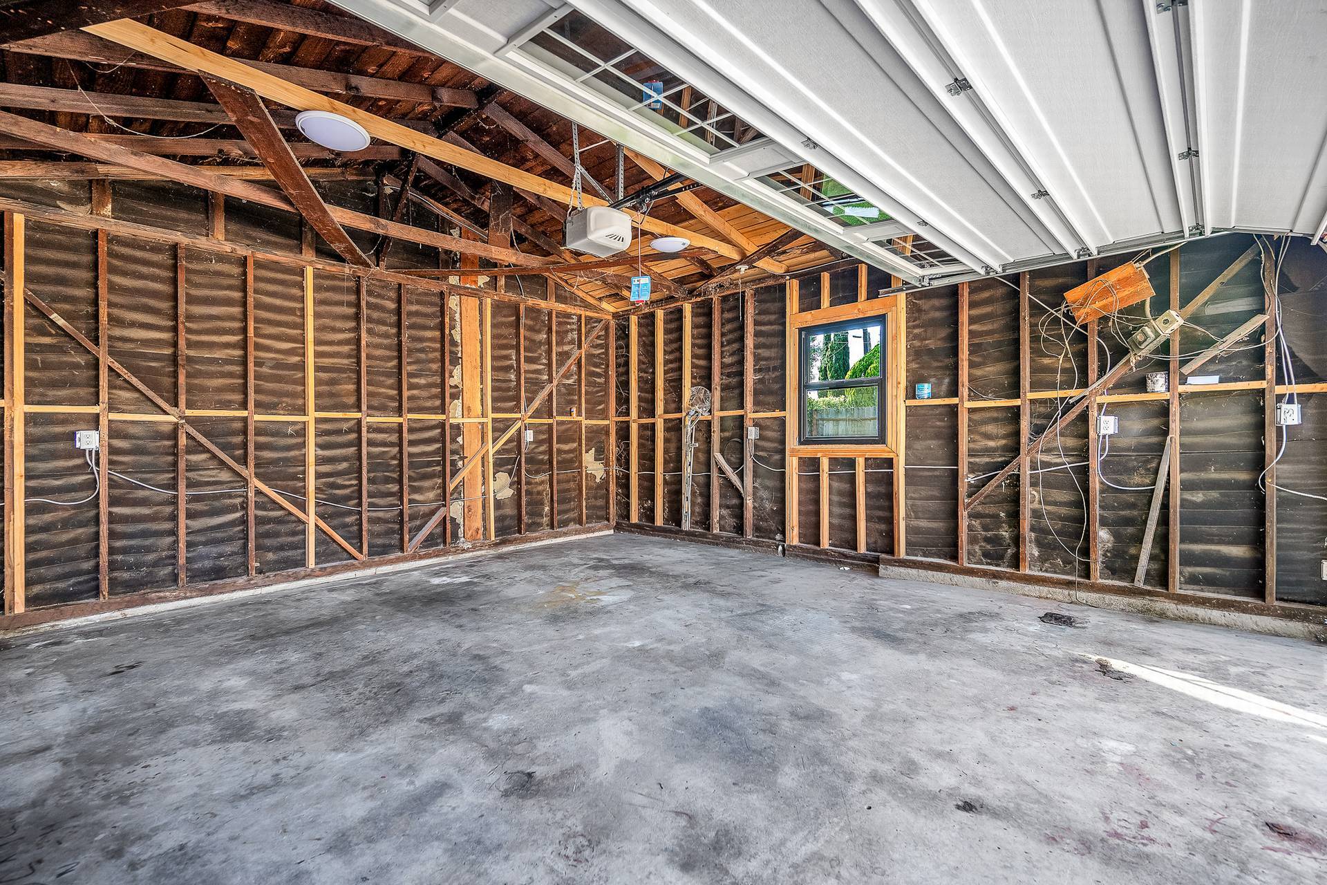 Building Photo - 616 W Ellis Ave