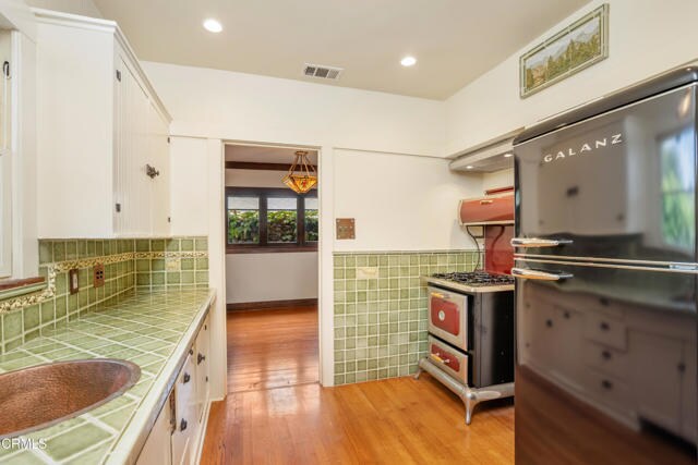 Building Photo - 845 S Los Robles Ave